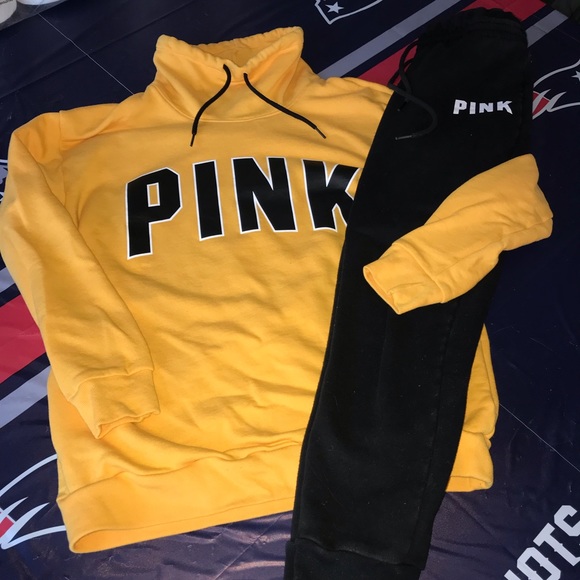 SOLD 🥳 Victoria Secret Pink Outfit - Picture 2 of 6